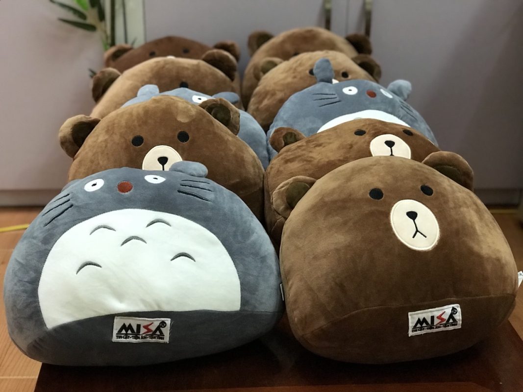 Gấu tựa lưng in logo Misa thích hợp để trở thành món quà tặng văn phòng