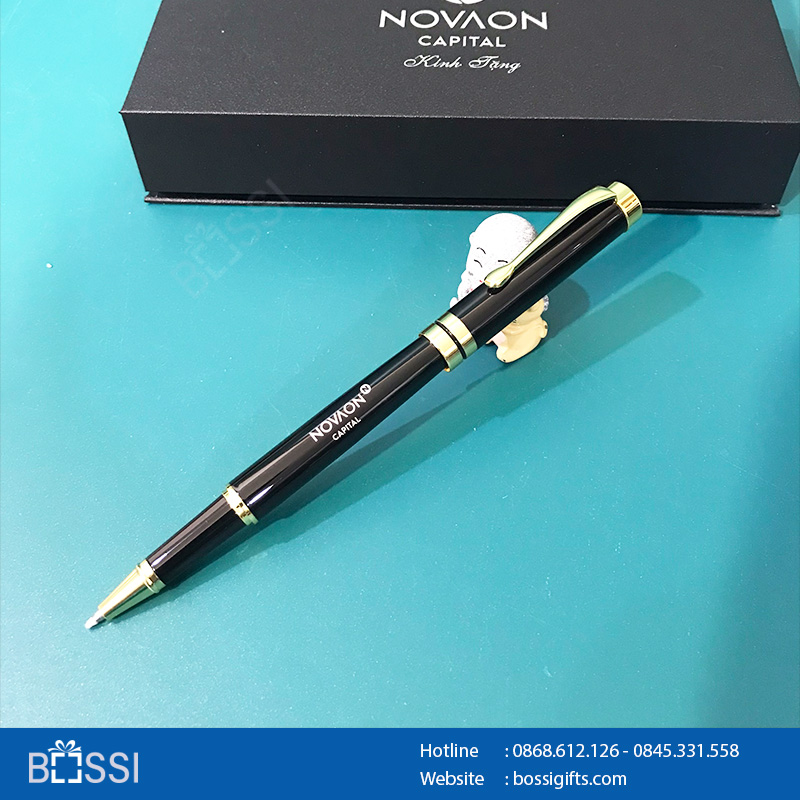 Bộ quà tặng bút ký dạ bi Bossi 701RB đen logo NOVAON